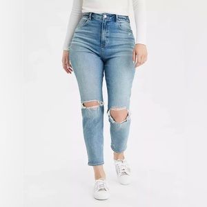 LONG Curvy 4 American Eagle Mom Jeans in Light Wash